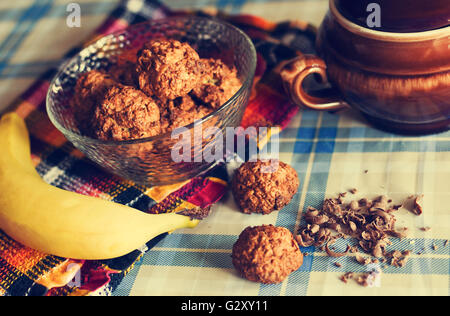 Haferkekse mit Bananen und Schokolade Stockfoto