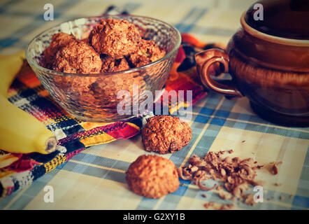 Haferkekse mit Bananen und Schokolade Stockfoto