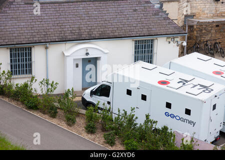 GeoAmey Gefangene / Gefängnis Transporter parkte am Crown Court / Courts befindet sich in Lincoln Castle. Stockfoto