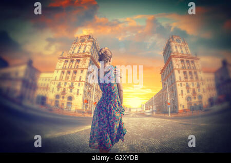 Frau im Kleid. Zwei Türme am Bahnhof Platz City Gates Minsk Belarus Stockfoto