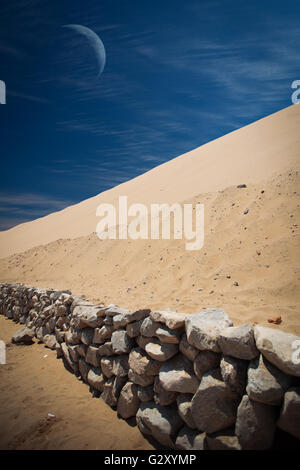 Touristen Reisen durch die Dünen in der Atacama-Wüste. Oase von Huacachina, Peru, Südamerika. Mond scheint Stockfoto