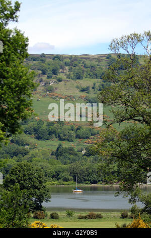 Segeln Sie mit mir fort, ein kleines Boot fährt den Fluss Clyde von Glasgow nach Inverclyde mit den Kilpatrick Hills im Hintergrund Stockfoto