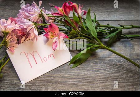 Mütter Tag Bouquet und Kardinal frisches Bukett von Daisy, Iris und Nelken mit einer handgeschriebenen Karte beschriftet Mama. Erschossen von oben o Stockfoto