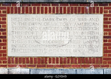 Gedenktafel am Liverpool Pier Head zum Gedenken an mehr als 1m US-Truppen, die durch den Hafen vor d-Day Landungen im zweiten Weltkrieg bestanden. Stockfoto