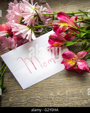 Glückliche Mütter Tag. Grußkarte o für Mama mit frischen Blumenstrauß zum Muttertag. Stockfoto