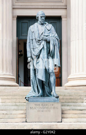 Statue des Earl of Beaconsfield, Benjamin Disraeli, außerhalb St.-Georgs Halle in Liverpool. Stockfoto