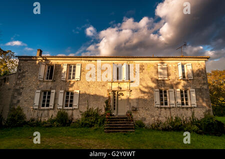 Eine typische solide Stein Landhaus in der Charente Region des tiefsten Frankreich. Stockfoto