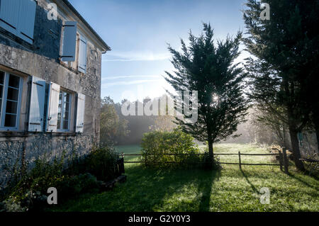 Eine typische solide Stein Landhaus in der Charente Region des tiefsten Frankreich. Stockfoto