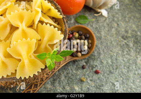 Ungekochte Nudeln in eine Schüssel mit Gemüse und Gewürzen Stockfoto