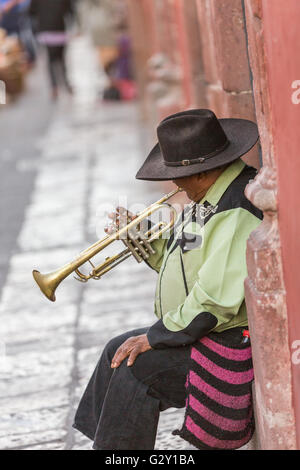 Ein Mann spielt Trompete für Touristen im Jardin Platz im historischen Zentrum von San Miguel de Allende, Mexiko. Stockfoto