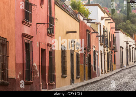 Hospicio Straße mit Kopfsteinpflaster in San Miguel de Allende, Mexiko. Stockfoto