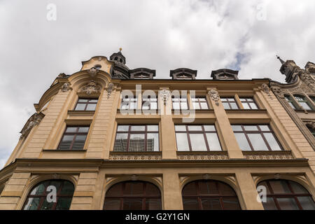 Historische Fassade in einer alten Stadt. Stockfoto