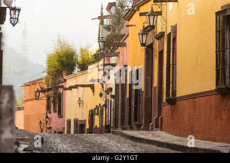 Recreo-Straße mit Kopfsteinpflaster in San Miguel de Allende, Mexiko. Stockfoto