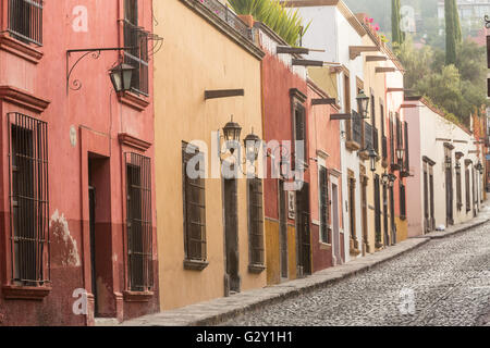 Hospicio Straße mit Kopfsteinpflaster in San Miguel de Allende, Mexiko. Stockfoto