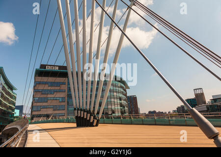 Die Media City Fußgängerbrücke ist eine Schwenkmechanik asymmetrische Kabel-gebliebene Brücke über den Manchester Ship Canal in der Nähe von MediaCityUK. Stockfoto