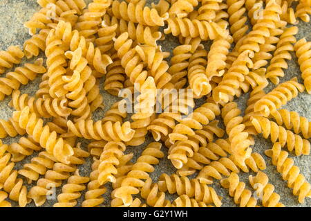 Reihe von goldenen farbigen Makkaroni Nudeln auf einem Tisch Stockfoto