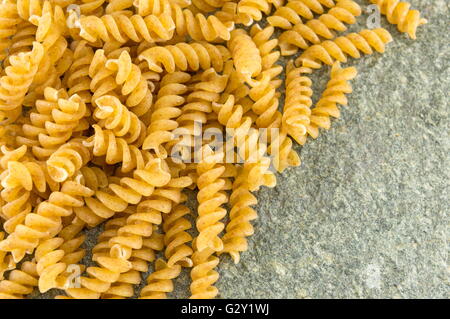 Reihe von goldenen farbigen Makkaroni Nudeln auf einem Tisch Stockfoto