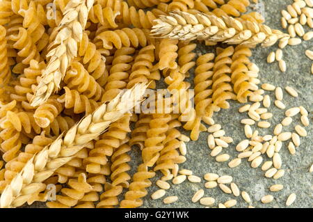 Reihe von goldenen farbigen Makkaroni Nudeln auf einem Tisch Stockfoto