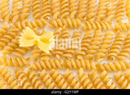 Reihe von goldenen farbigen Makkaroni Nudeln auf einem Tisch Stockfoto