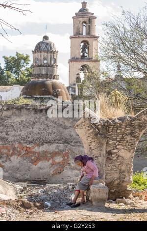 Fromme Pilger Ruhe außerhalb des Heiligtums Atotonilco eine wichtige katholische Wallfahrtsort in Atotonilco, Mexiko. Stockfoto