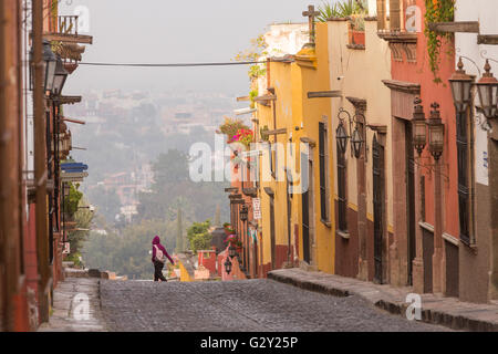 Hospicio Straße mit Kopfsteinpflaster in San Miguel de Allende, Mexiko. Stockfoto