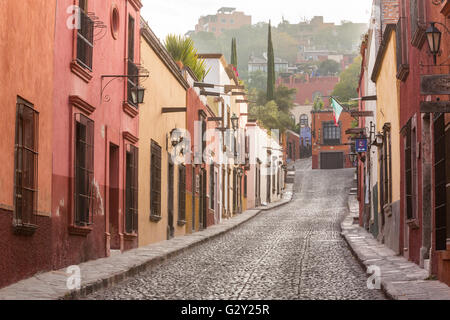 Hospicio Straße mit Kopfsteinpflaster in San Miguel de Allende, Mexiko. Stockfoto