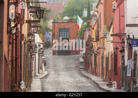 Hospicio Straße mit Kopfsteinpflaster in San Miguel de Allende, Mexiko. Stockfoto