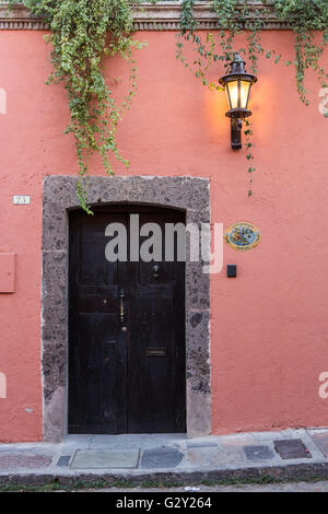 Spanischen Kolonialstil Heim- und alte Holztür in der Altstadt auf Aldana Street in San Miguel de Allende, Mexiko. Stockfoto