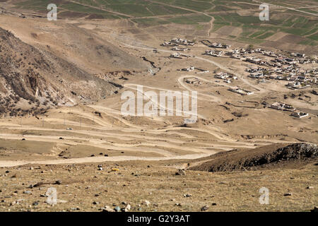 Dramatische Ausblicke über das Tal vom Kloster Gandan, Tibet, China. Stockfoto