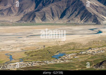 Erhöhte Sicht auf das Tal vom Gandan Kloster, Tibet, China. Stockfoto