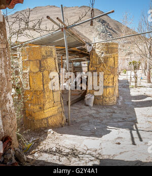 Restaurierungsarbeiten, Werkstatt im Kloster Gandan, Tibet, China. Stockfoto