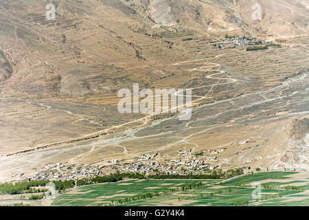 Erhöhte Sicht auf das Tal vom Gandan Kloster, Tibet, China. Stockfoto