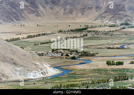 Dramatische Ausblicke über das Tal vom Kloster Gandan, Tibet, China. Stockfoto