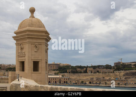 Park Gardjola Garten in einem Teil der Befestigungsanlage der Stadt Senglea an die mediterrane Insel Malta. Turm mit Blick auf die Stockfoto