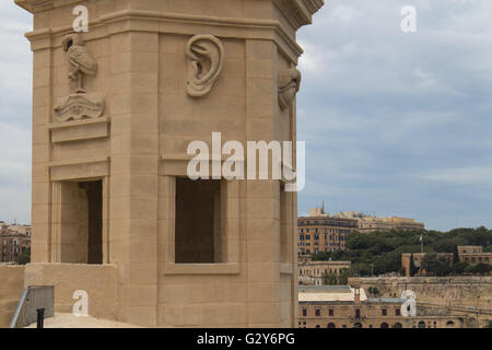 Park in einem Teil der Befestigungsanlage der Stadt Senglea an die mediterrane Insel Malta. Turm mit Blick auf die maltesische Hauptstadt Stockfoto