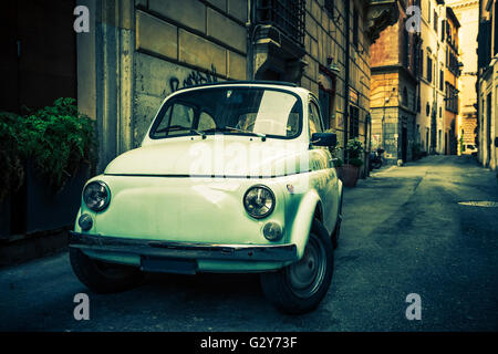 Rom - 27. Mai 2016: Ein Fiat 500 am 13. September 2011 in Rom. Als die Nuova (neue) 500 im Juli 1957 ins Leben gerufen, wurde es als vermarktet Stockfoto