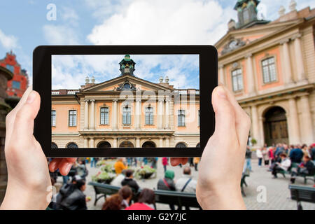 Reisen Sie Konzept - Tourist Fotos Fassade des Palastes der schwedischen Akademie am Stortorget Platz in Stockholm auf TabletPC Stockfoto