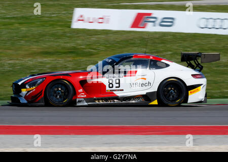 Misano Adriatico, Italien - 10. April 2016: Mercedes - AMG GT3 von AKKA ASP Team, angetrieben von Maurice RicciI, Blancpain GT Sport Club Main Rennen in Misano World Circuit. Stockfoto