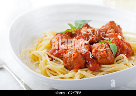 Fleischbällchen in Tomatensauce und Basilikum mit spaghetti Stockfoto