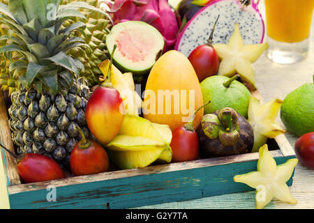 Auswahl an tropischen Früchten, Smoothie und Saft Stockfoto