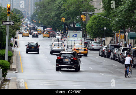 Trotz des raschen Anstiegs der Uber und Lyft und die entsprechende Drop Medaillon Kosten bleibt das gelbe Taxi allgegenwärtig. Stockfoto