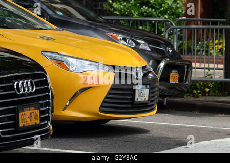 Trotz des raschen Anstiegs der Uber und Lyft und Drop in Medaillon Kosten bleibt das gelbe Taxi überall in New York City Stockfoto