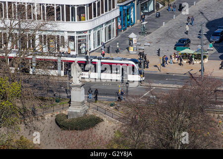 EDINBURGH, VEREINIGTES KÖNIGREICH - 24. APRIL 2016.  Edinburgh Tram an der Princes Street Stockfoto