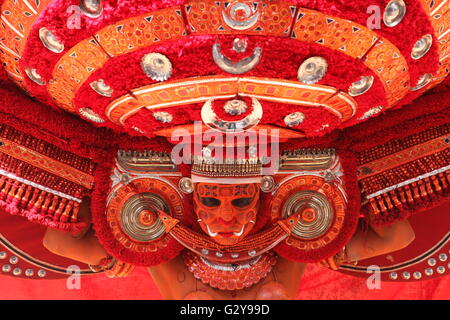 Bhagavathi Theyyam, mit bunten Make-up, Kostüm, Kopfbedeckung, Kaliyattam-Performance in kannur Stockfoto