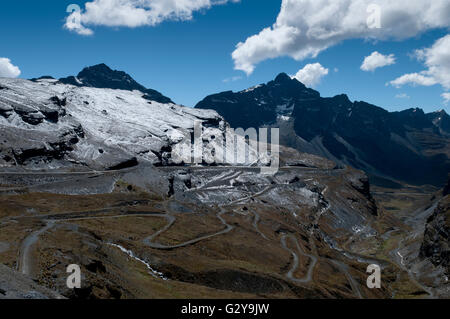 Straße La Paz-Coroico, kurvenreiche Strecke mit schneebedeckten Bergen Stockfoto