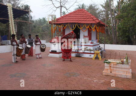 Kaliyattam, rituellen Kunstform Norden Keralas, inszeniert in einem Tempel in Kannur Bezirk Stockfoto