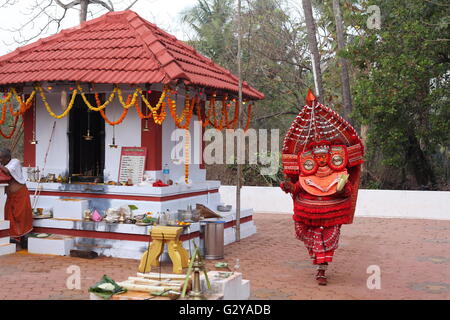 Kaliyattam Leistung geht auf einen Tempel in Kannur, kerala Stockfoto