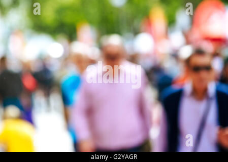 Urban Street mit Fußgängern unscharf, unkenntlich Alltagsmenschen in urbaner Umgebung Stockfoto