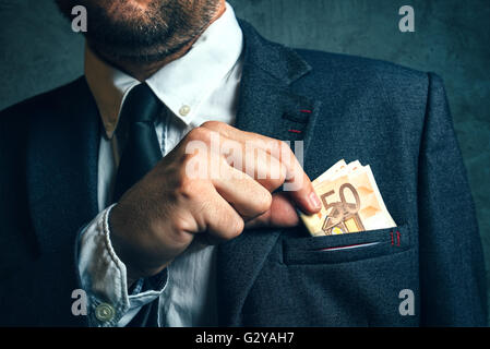 Geschäftsmann, Bargeld Geld in seine Tasche, elegante Geschäftsmann mit Euro-Banknoten Stockfoto