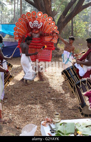 Theyyam Performer Tänze mit rhythmischen Beats der Trommeln. Stockfoto